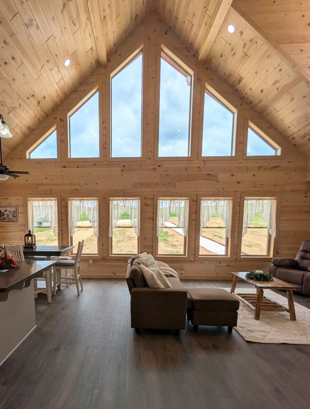 The Gatlinburg Lodge Cabin - ( ARKANSAS PRICING )